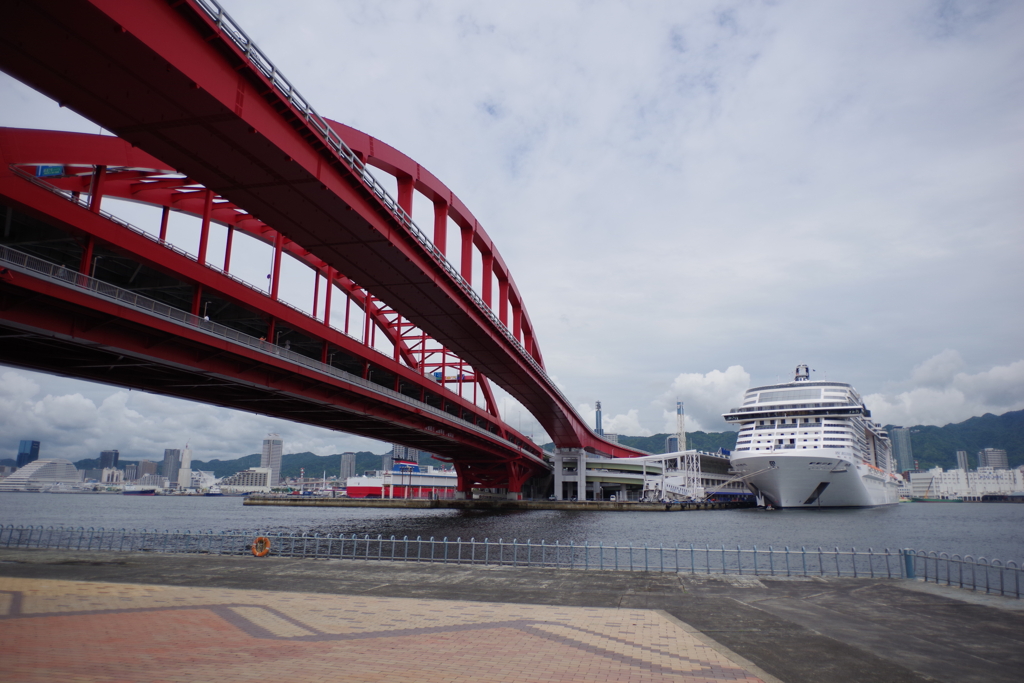 神戸大橋とクルーズ船