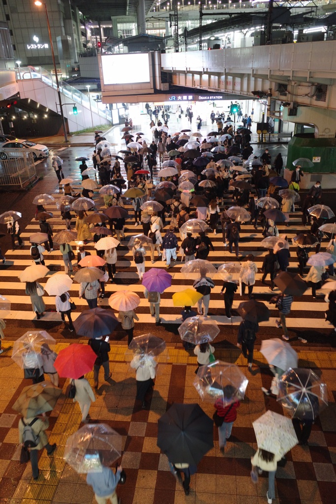 大阪駅雨の日