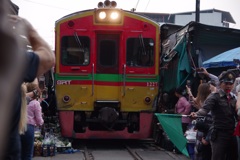 タイ　市場を走る電車