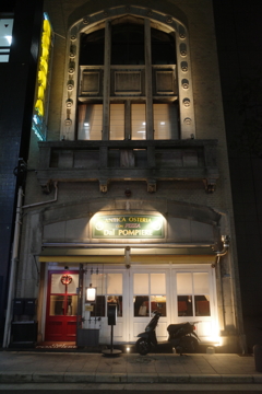 レトロビルのピザ屋