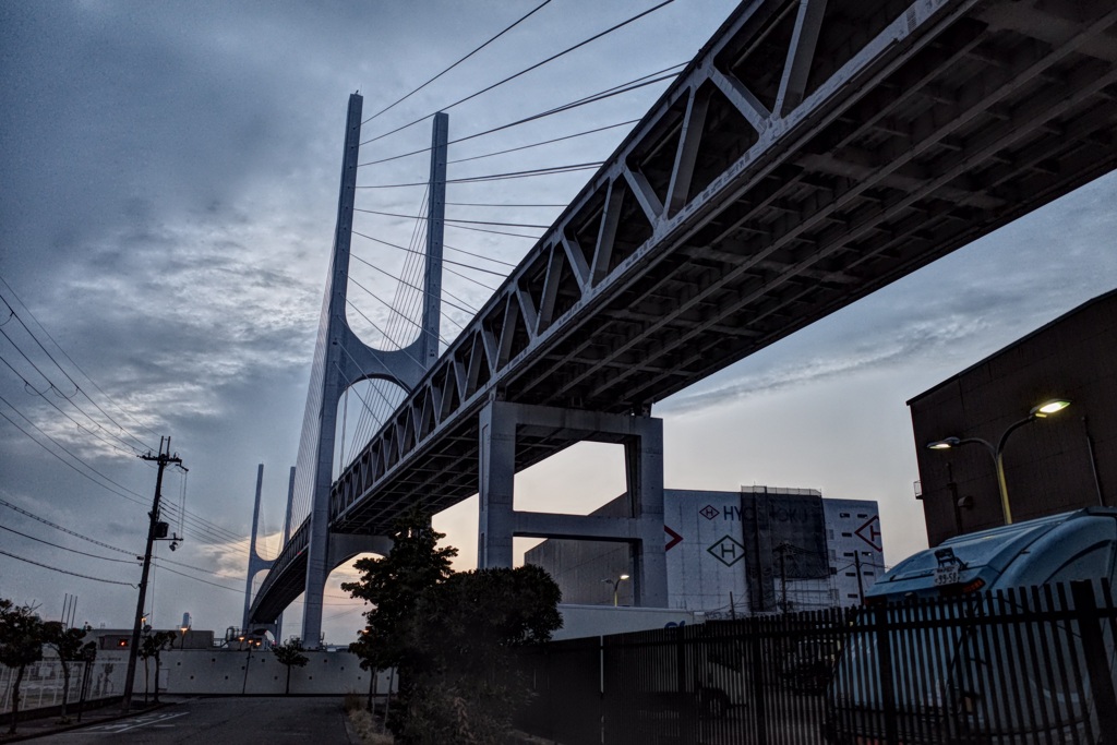 曇天の東神戸大橋