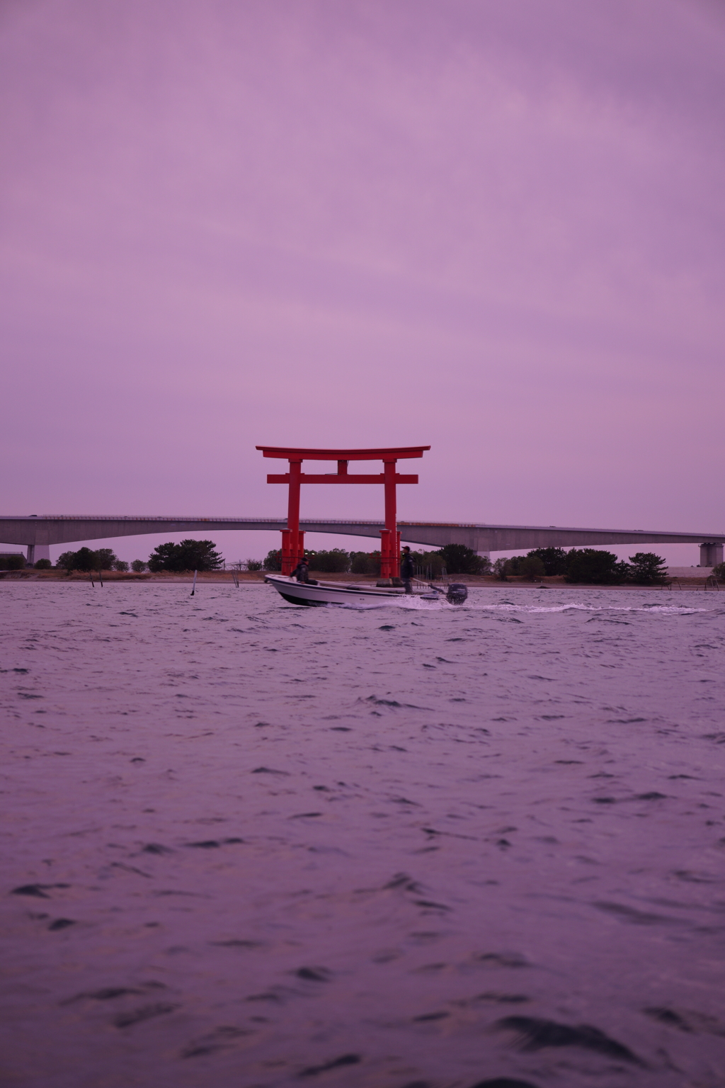 湖の上の鳥居