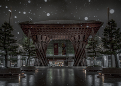 雪降る夜の金沢鼓門