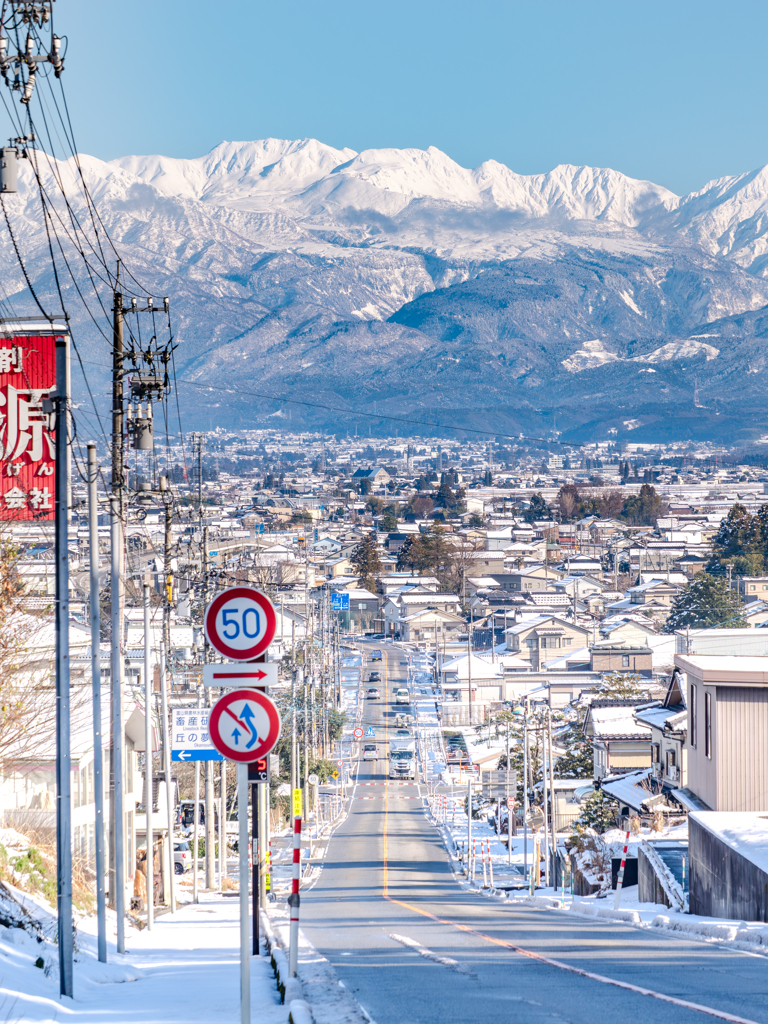 立山連峰へと続く冬の街