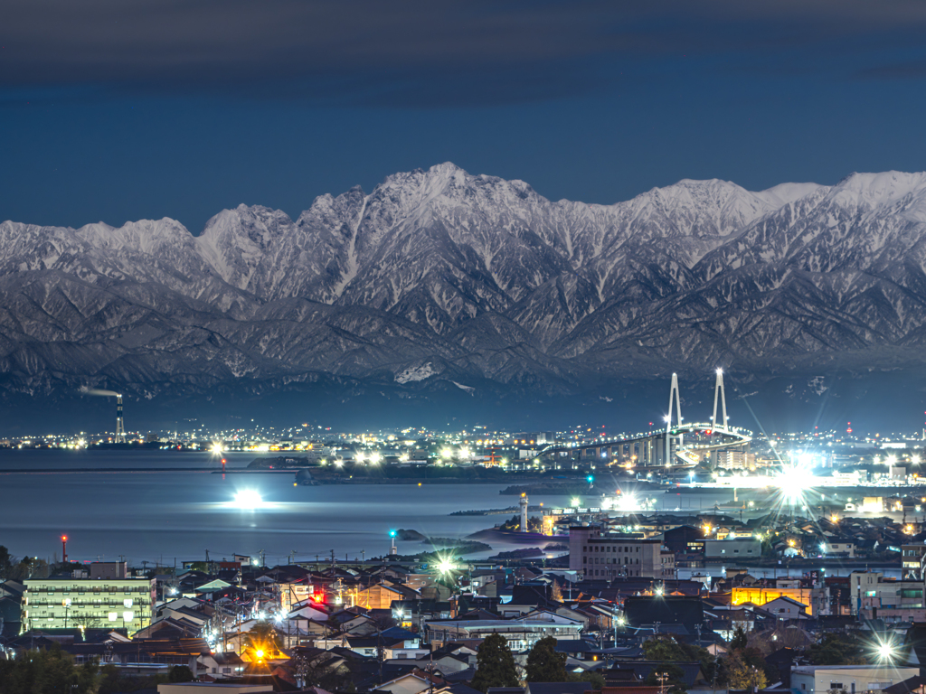 月明かりに照らされた立山連峰