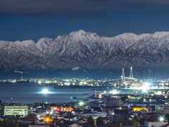 月明かりに照らされた立山連峰