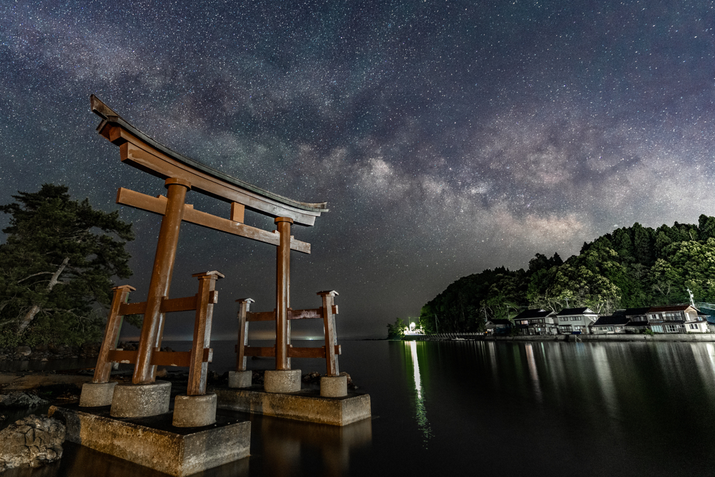 鳥居と春の天の川