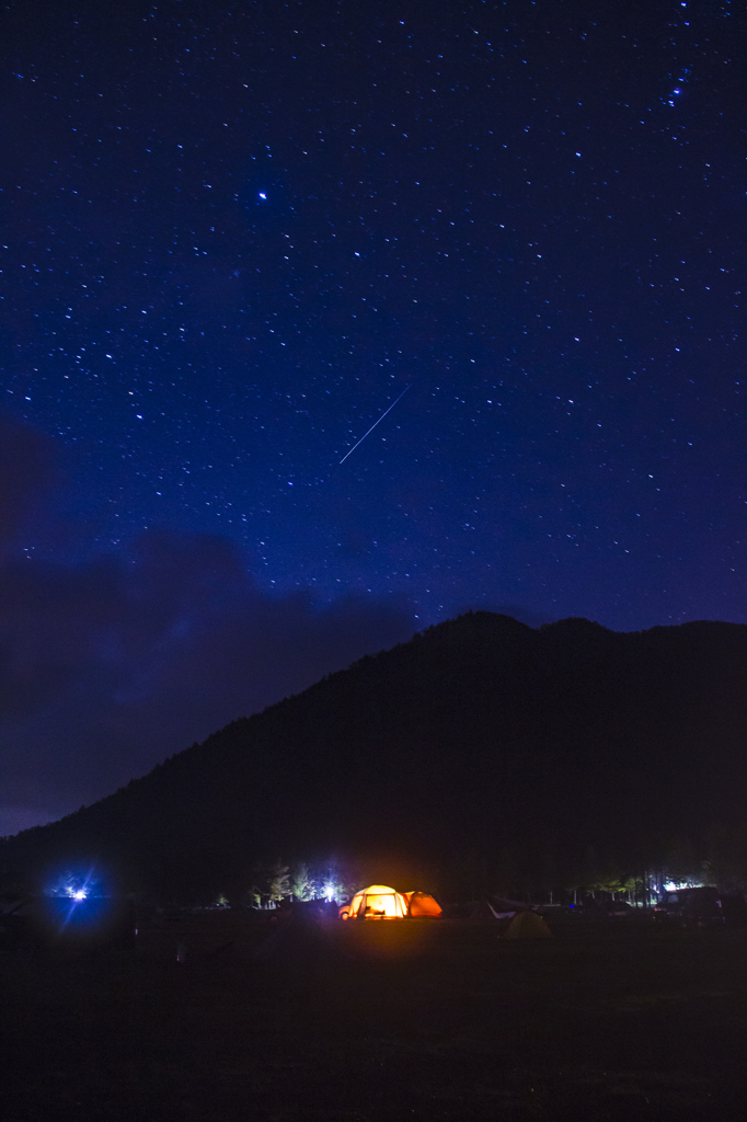 テントの真上に流れ星