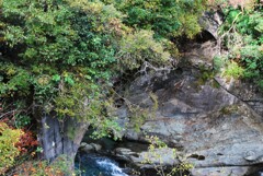 旧道に至るアーチ橋