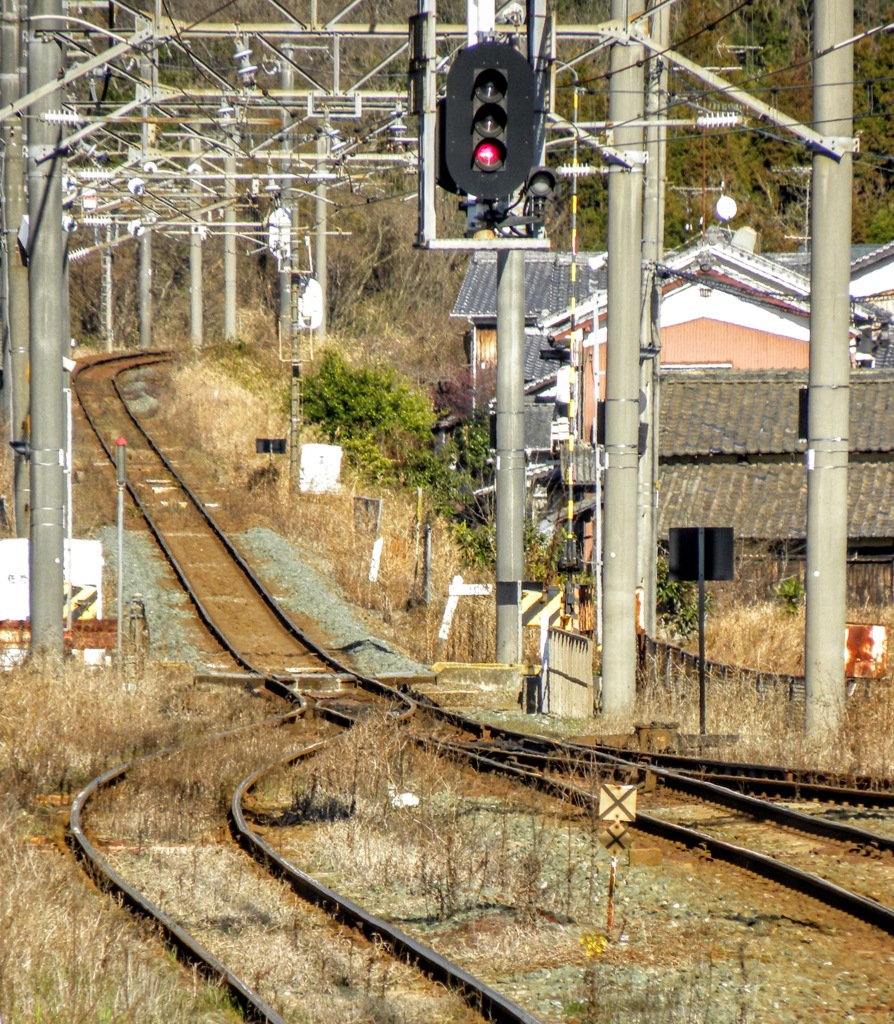 単線　伊予亀岡駅