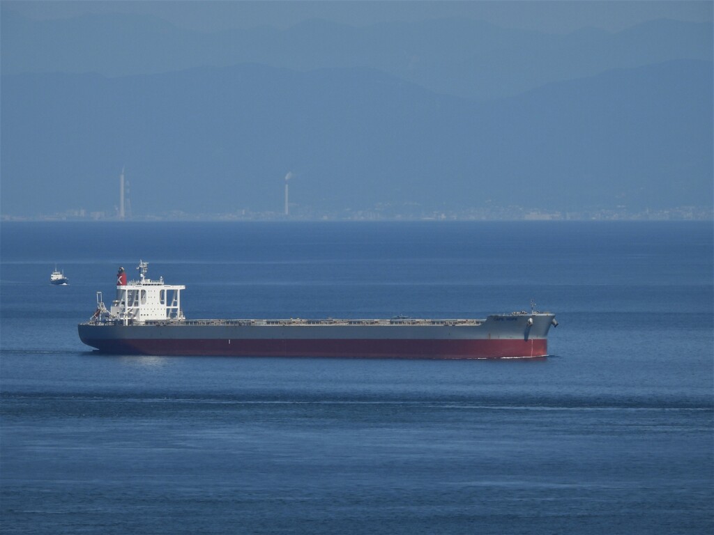 遠望　高層煙突　そして　大型船