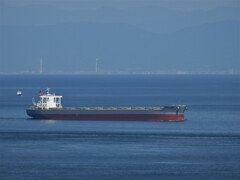 遠望　高層煙突　そして　大型船