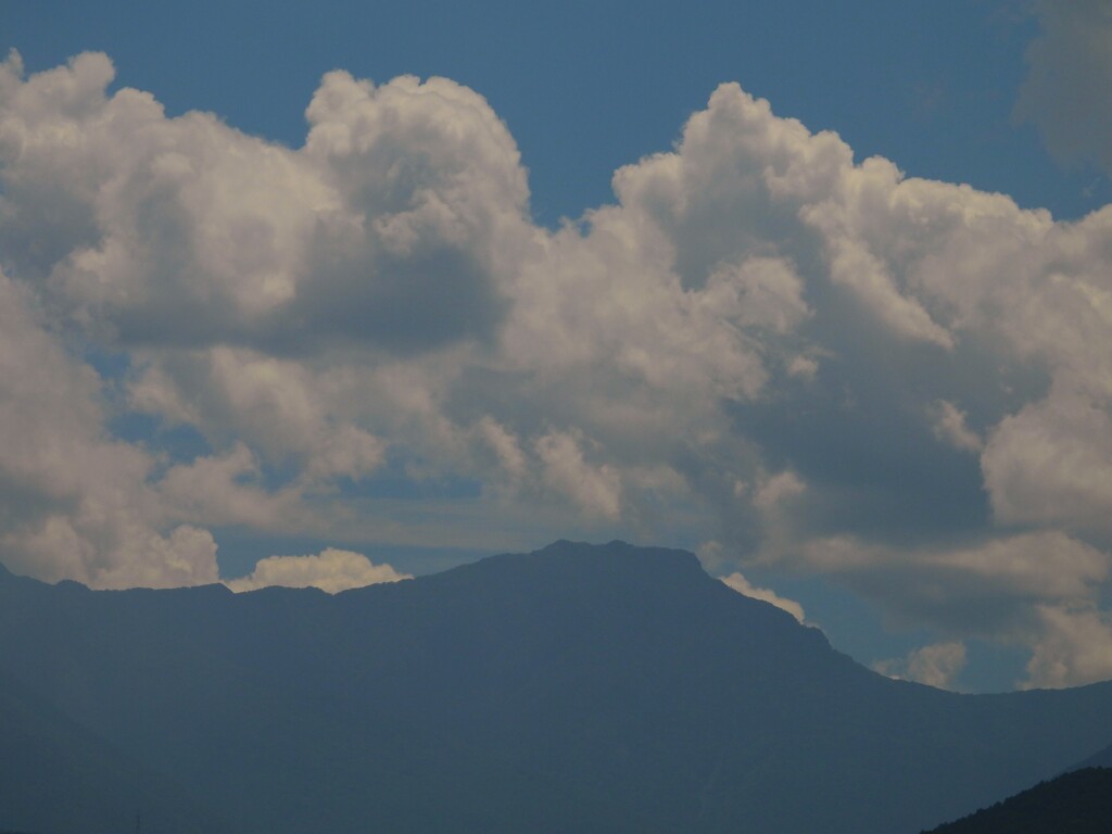 遥か彼方に熱帯性低気圧　寒風山に湧く雲