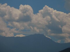 遥か彼方に熱帯性低気圧　寒風山に湧く雲