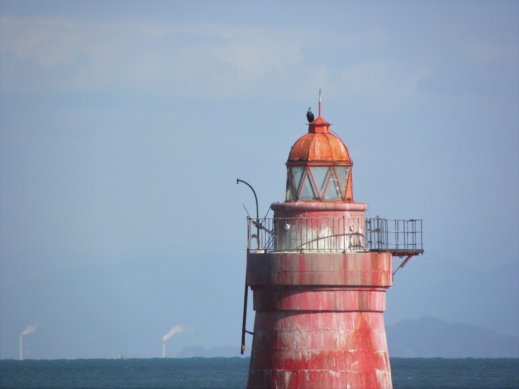 遥か伊予三島の高層煙突　そして　赤灯台