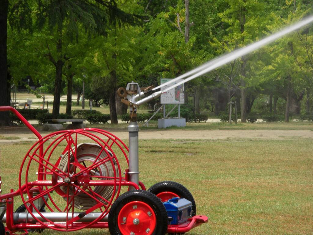 夏　散水車