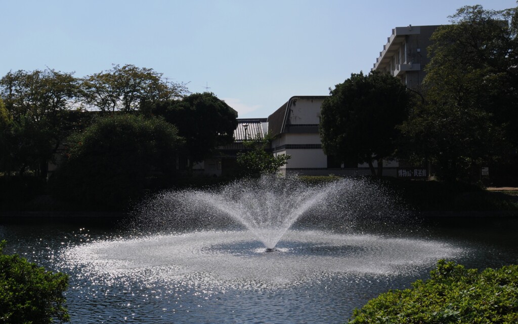 浦辺鎮太郎さん　噴水と愛媛民藝館