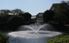 浦辺鎮太郎さん　噴水と愛媛民藝館