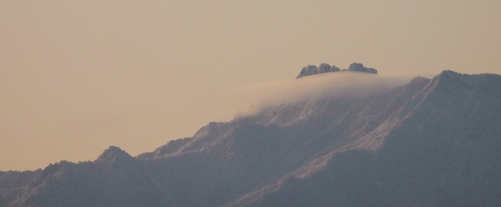 夜明け頃　石鎚連峰