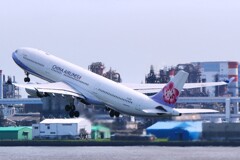 ④ take off　CHINA  AIRLINES  A330-300
