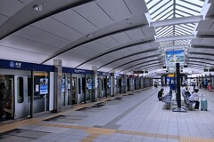 「ゆりかもめ」の新橋駅ホームです。