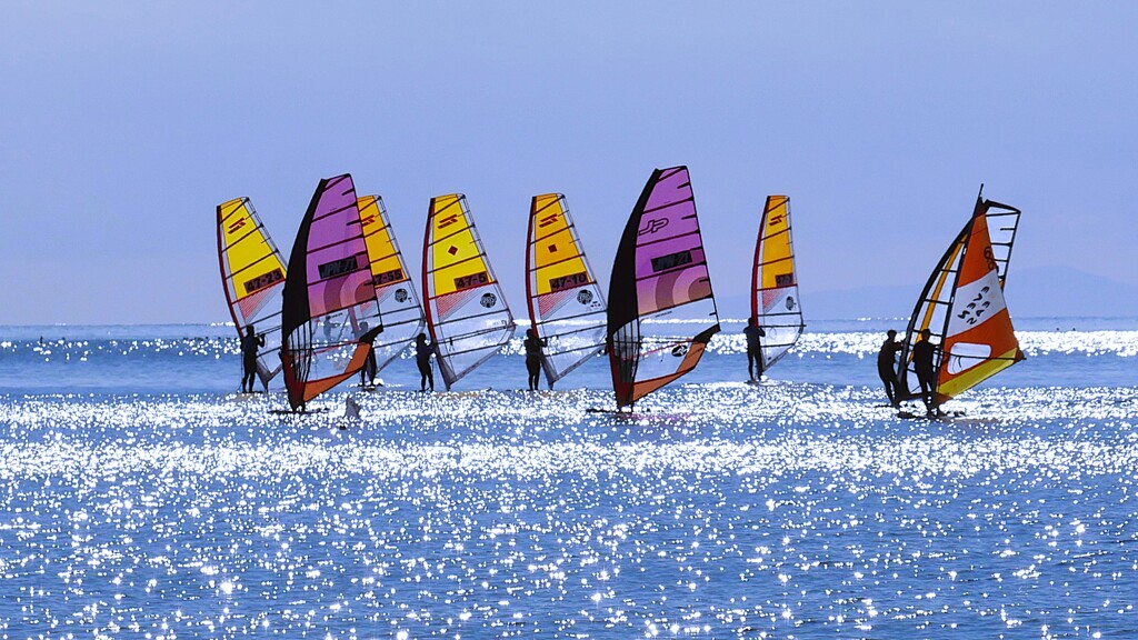 ③ 沖では、ウィンドサーフィンをしてました。