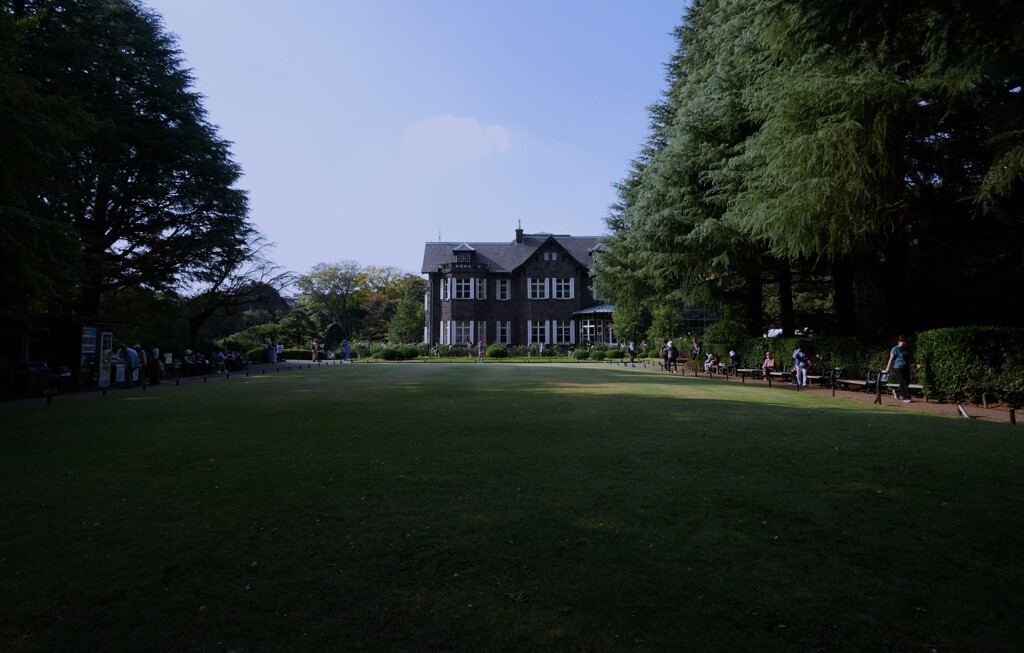 芝生広場と洋館