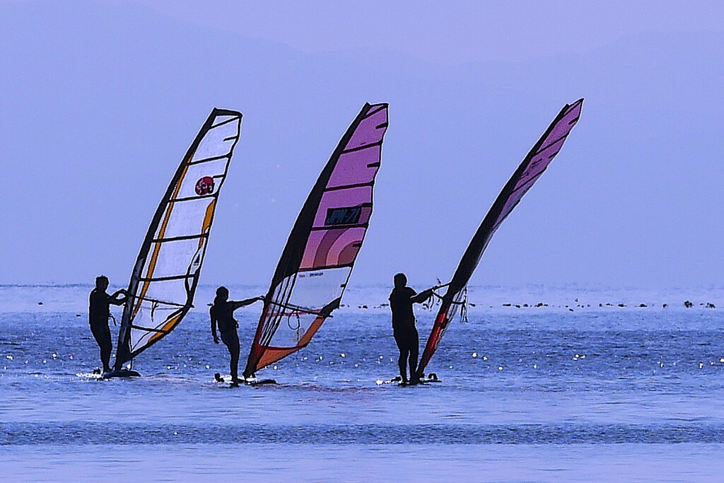 ② 沖では、ウィンドサーフィンをしてました。