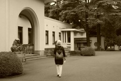 「東京都庭園美術館」をセピアで撮る。