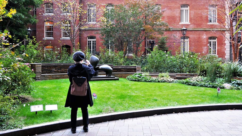 彫刻作品を撮る人。