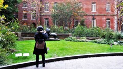 彫刻作品を撮る人。