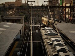 暮れなずむ街と駅