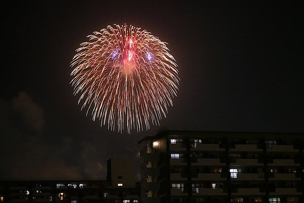 ① 遠くで花火が・・・