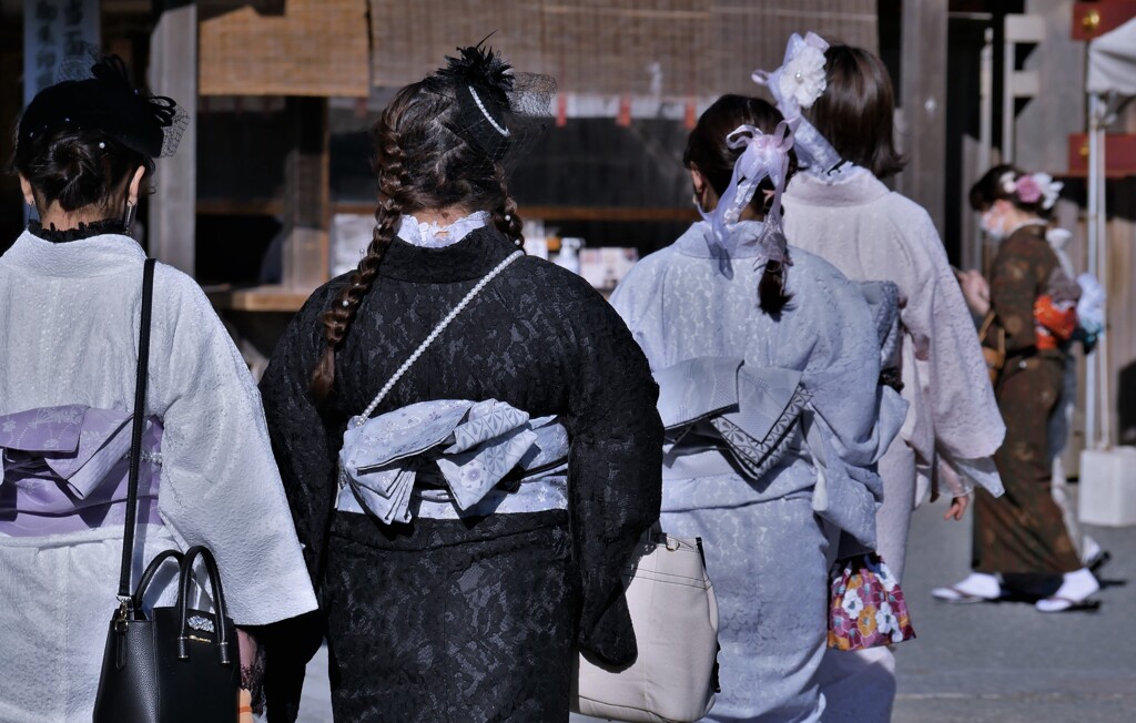 鎌倉・鶴岡八幡宮の「きもの女子」