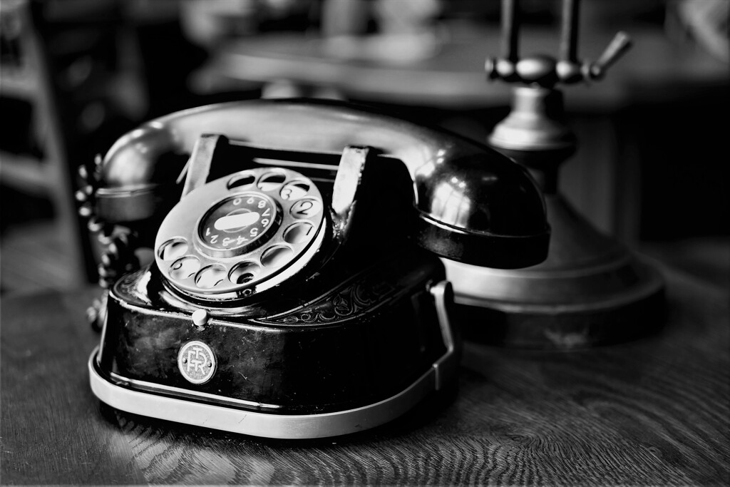 ダイヤル式の電話機です。