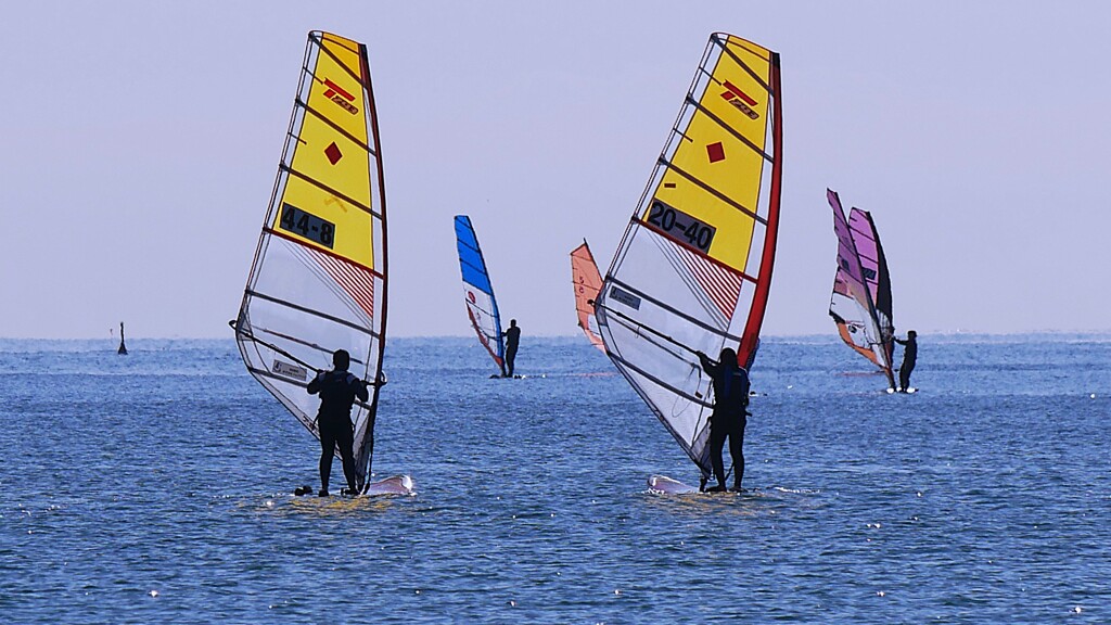 ① 沖では、ウィンドサーフィンをしてました。