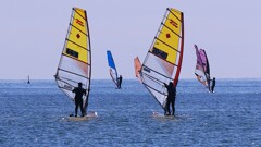 ① 沖では、ウィンドサーフィンをしてました。