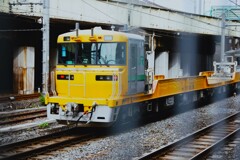 レール運搬気動車 キヤE195系 が・・・