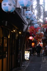 ① 昼時の「新宿西口 思い出横丁」にて