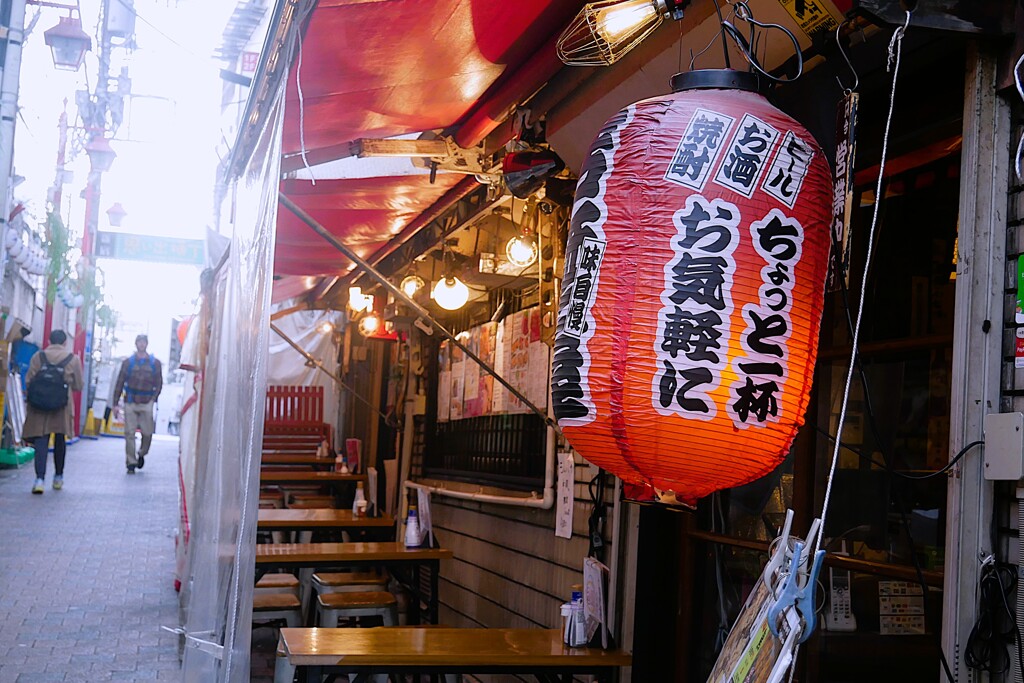 ③ 昼時の「新宿西口 思い出横丁」にて