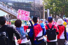 ③ 沿道には、声援を送る人達が・・・