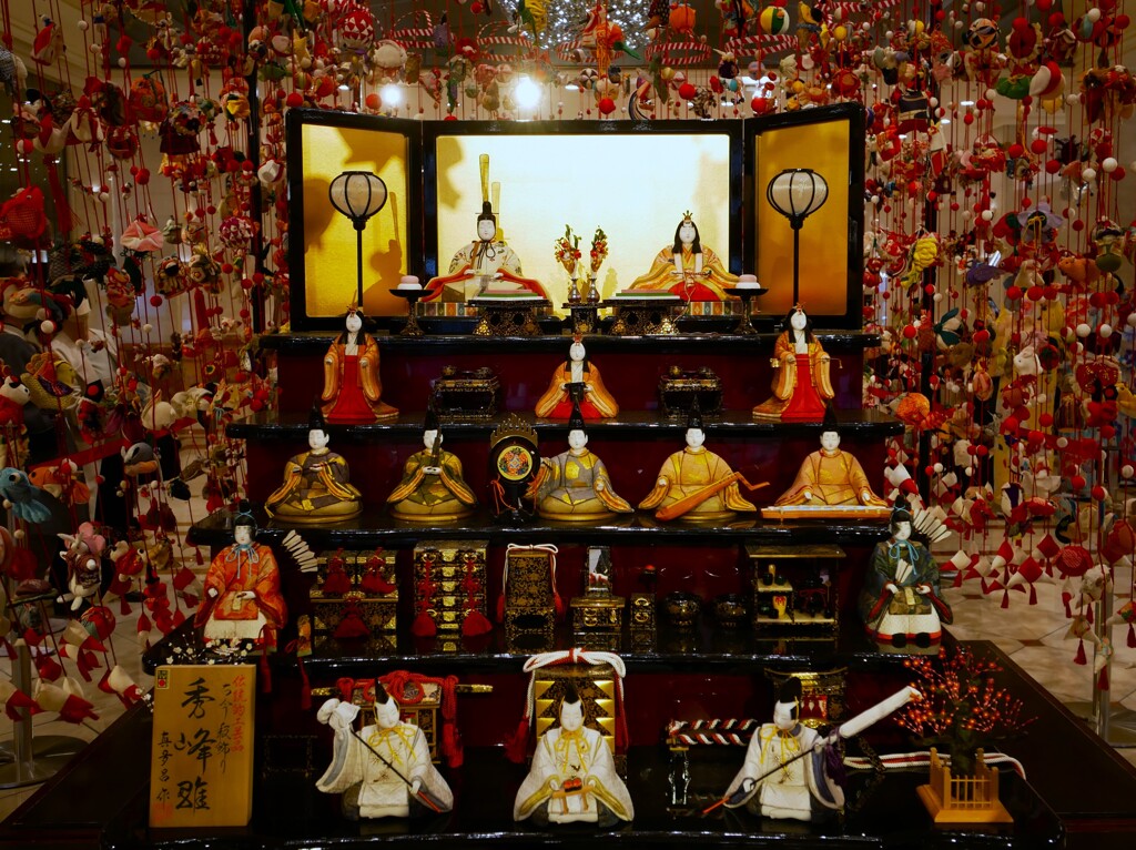 京都の上賀茂神社から「真多呂人形の段飾り」が・・・