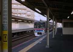 電車が通過します。