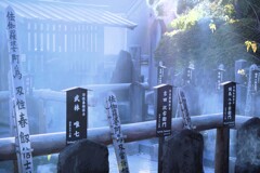 お線香の煙が漂う「赤穂義士の墓地」