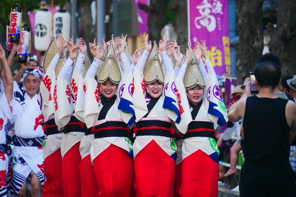踊る阿呆に  見る阿呆！