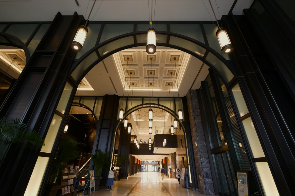 新丸ビル東京駅側エントランスを・・・