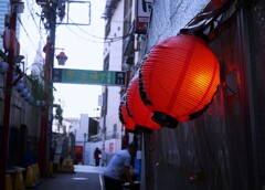 ② 昼時の「新宿西口 思い出横丁」にて