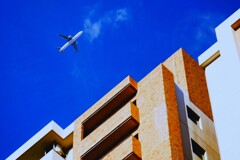 真っ青な空に飛行機が・・・