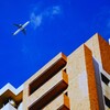 真っ青な空に飛行機が・・・