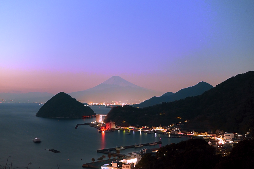 淡く浮かぶ